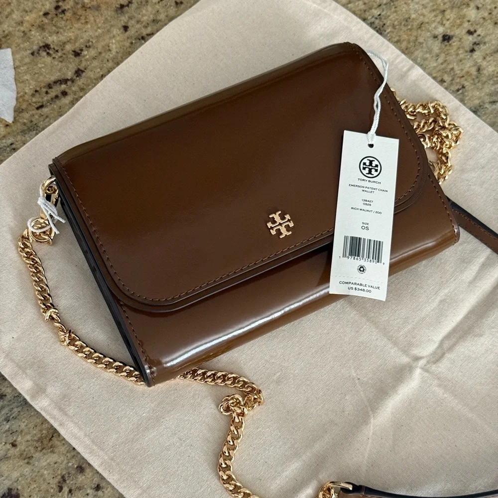 New tory burch ❤️‍🔥 Emerson PATENT CHAIN WALLE RICH WALNUT